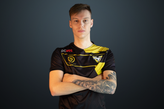 打破年龄界限的电竞新体验：银龄电竞队与年轻人的互动